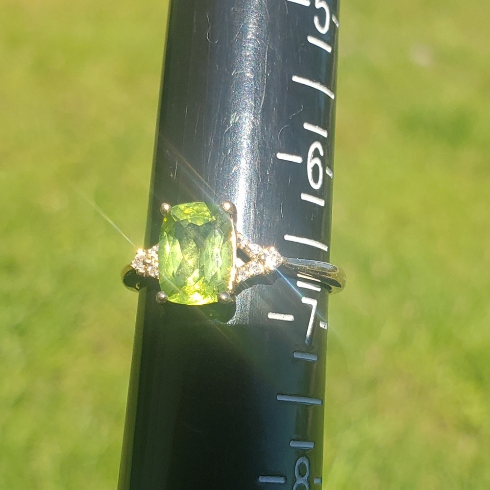 10k Peridot and Diamond Ring - Picture 3 of 3